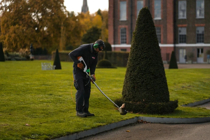 een persoon die golf speelt