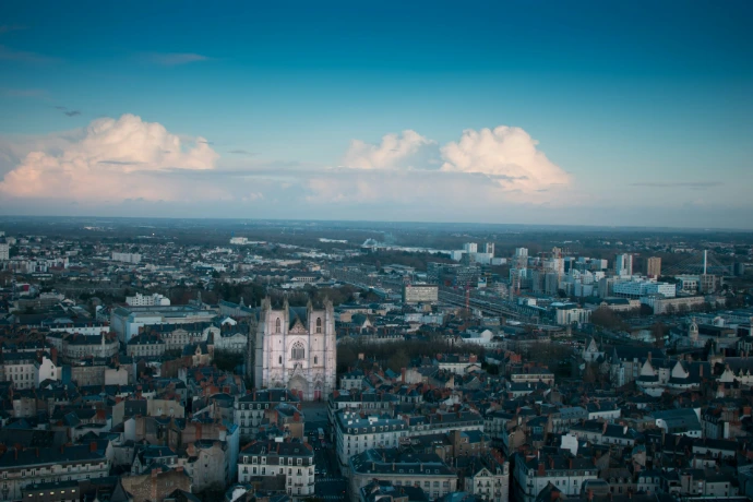 luchtfoto van stadsgebouwen tijdens de dag