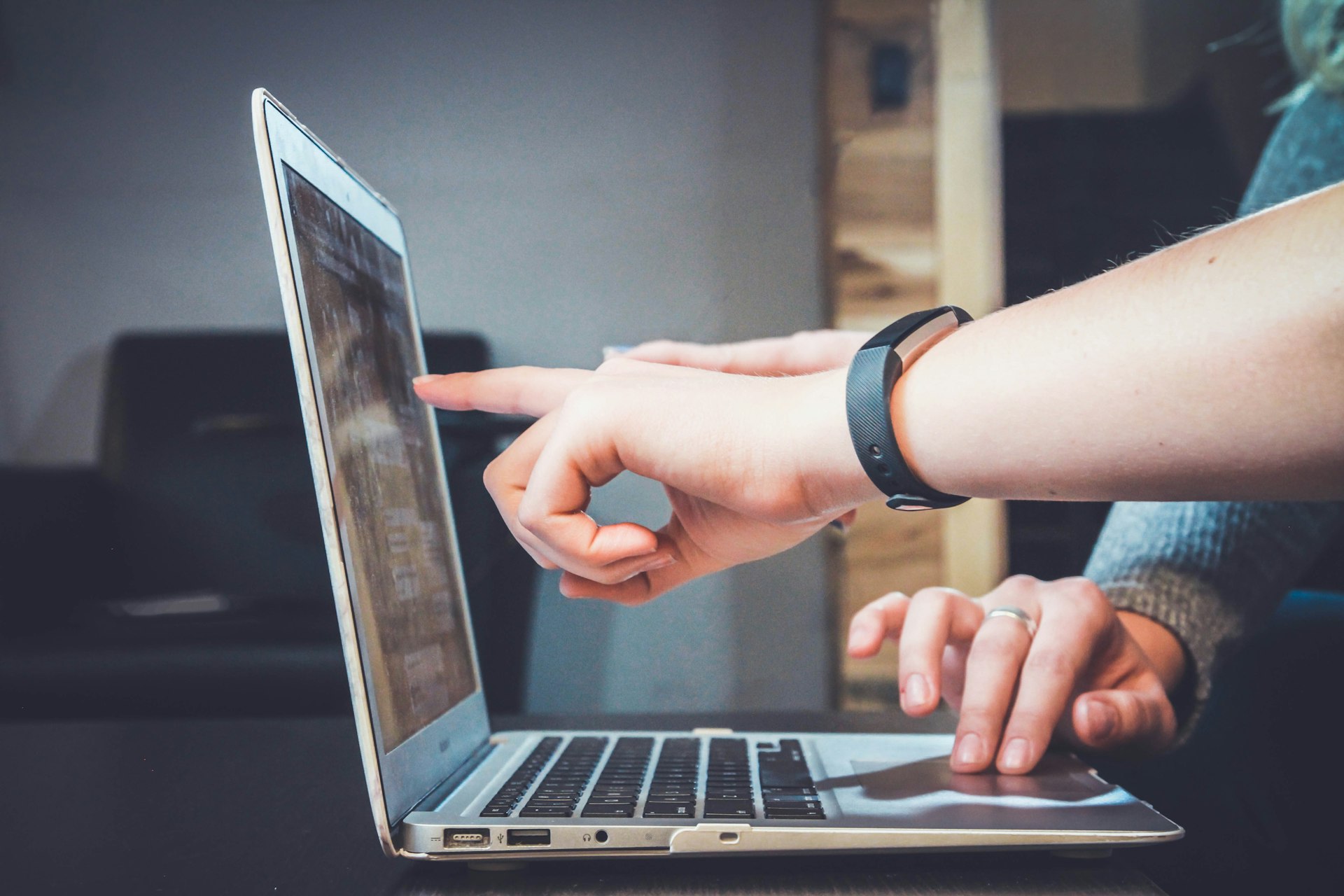 Intégrateur réalisant l'implémentation Odoo d'un ERP sur l'ordinateur d'un client.