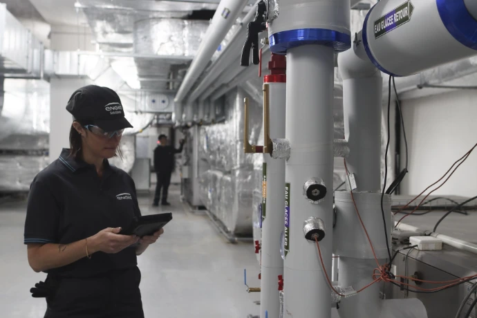 Technicien CVC en intervention de maintenance sur une unité de climatisation